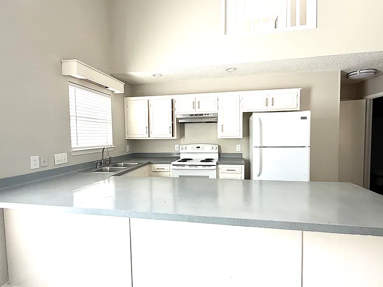 911 Creekside Dr #911 — Photo 6