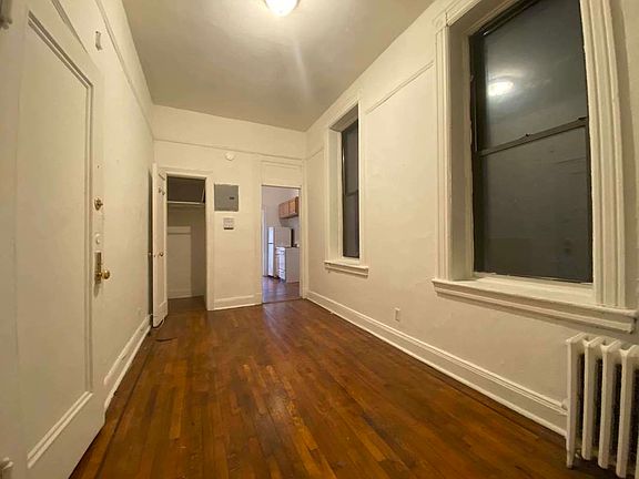 3rd image of 19 Stuyvesant St APT 1B