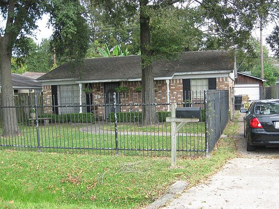 Rod-iron fence around