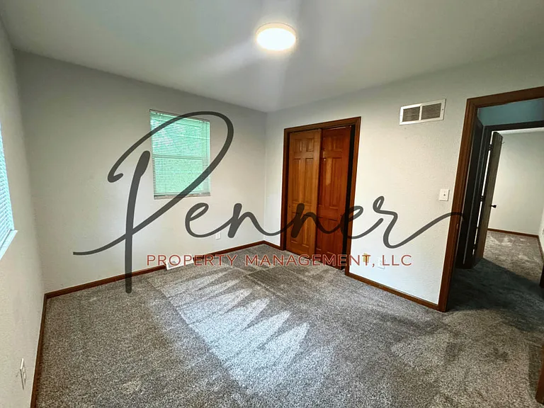 1138 S Glenwood Ave — Photo 6