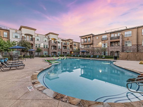 Beach Entry Resort-style Pool and Sundeck with Wi-Fi