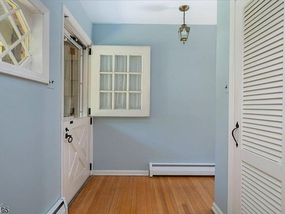 5th image of 6 Tumbling Brook Dr