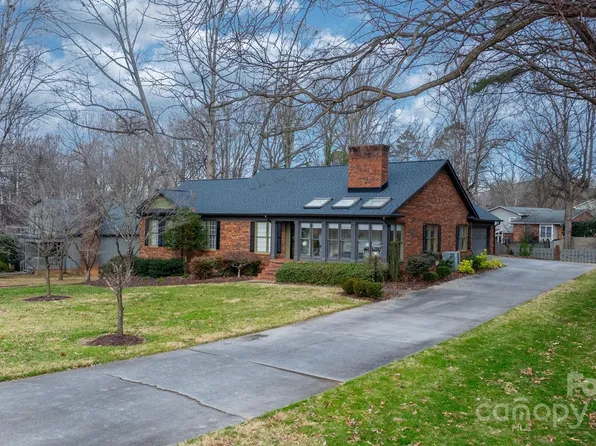 489 17th Ave NE, Hickory, NC 28601