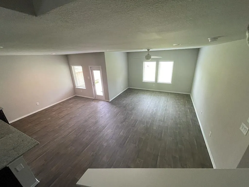 4 bed, 3.0 bath, 2214 sqft, $2,650 — Photo 3