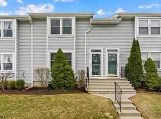 18 Village Dr, Hamburg, NJ 07419