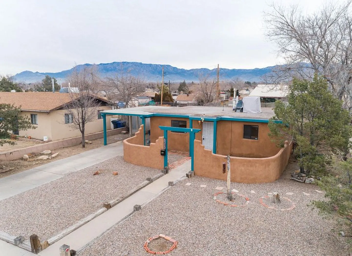 Charming two bedroom home — Photo 1