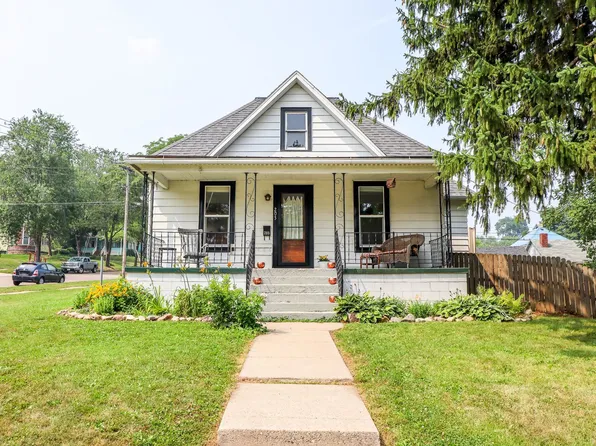 203 10th St, Baraboo, WI 53913