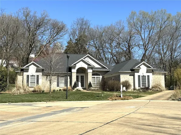 303 Trottersway, Fenton, MO 63026