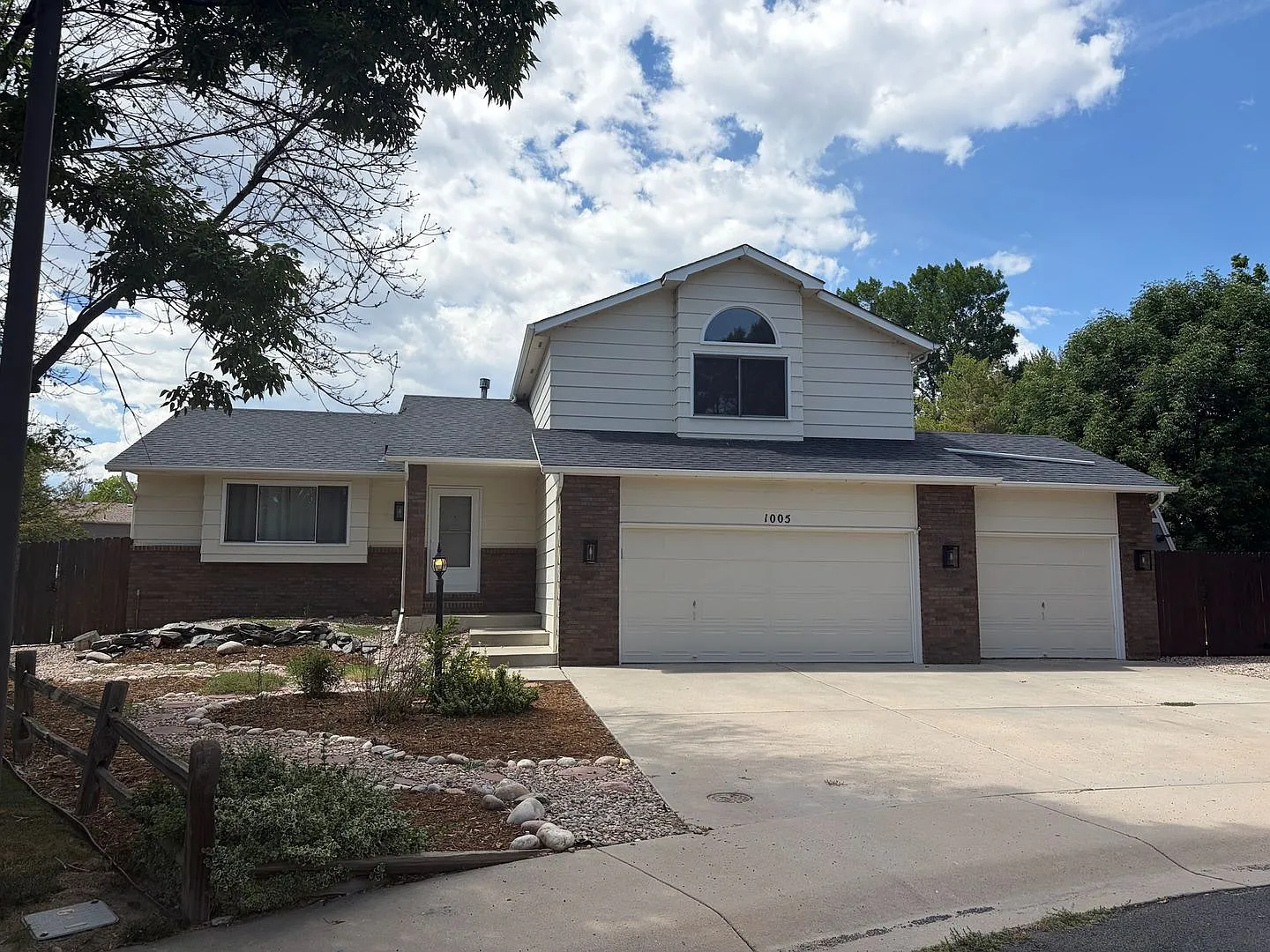 3-Bedroom Home on a Quiet Cul-de-Sac with 3-Car Garage — Photo 1
