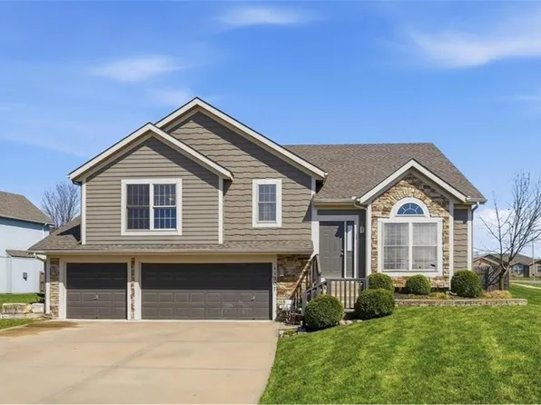 11207 N Summit St, Kansas City, MO 64155