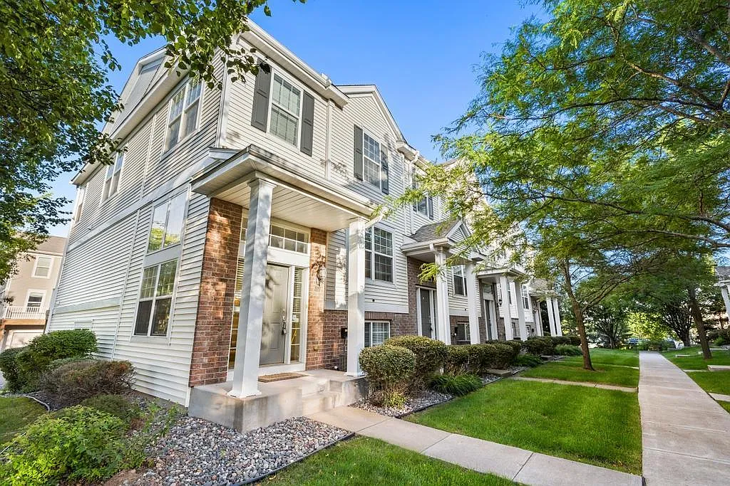 3 bed, 2.5 bath, 2060 sqft, $2,595 — Photo 1