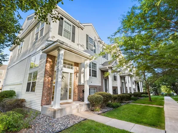 899 Ledgestone Dr, Mahtomedi, MN 55115