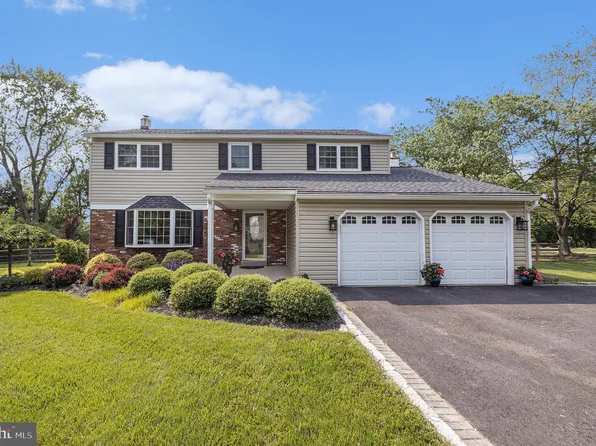 790 Maple Hill Dr, Blue Bell, PA 19422