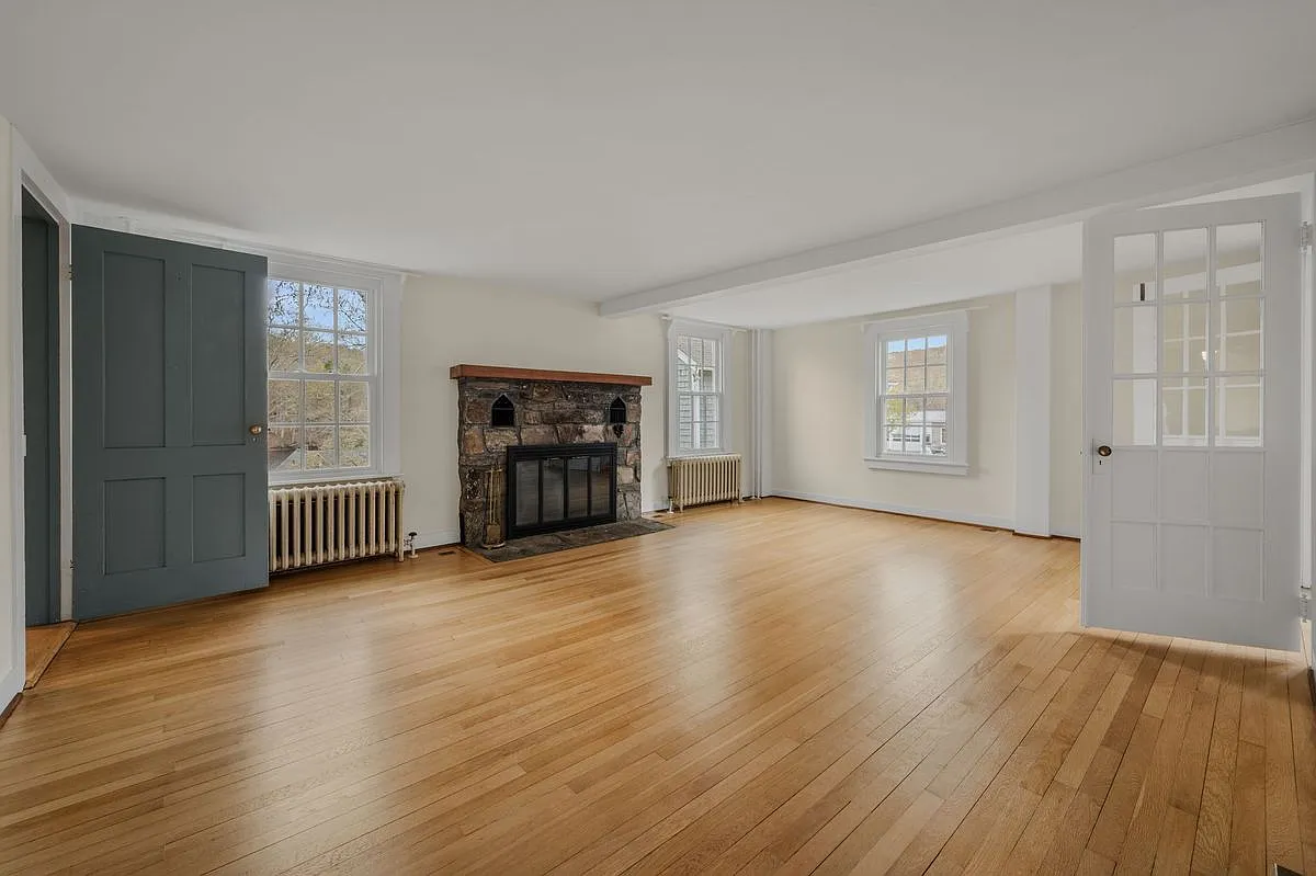 5 bed, 1.5 bath, 2450 sqft, $3,200 — Photo 3