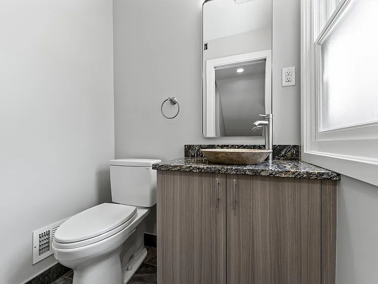 1054 Saxon Dr — Photo 11