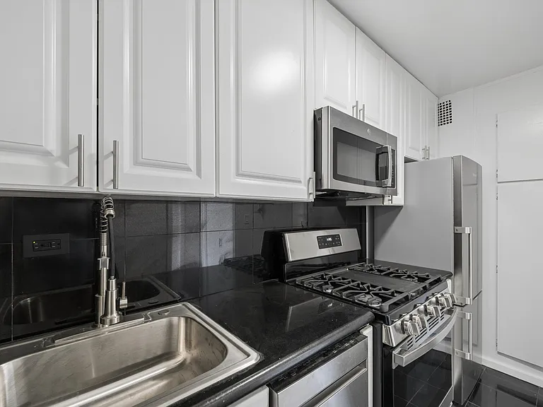 230 E 15th St #8L — Photo 8