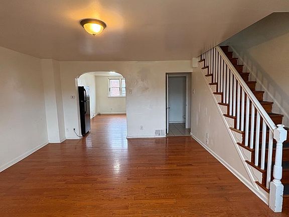 3rd image of 2112 Longshore Ave