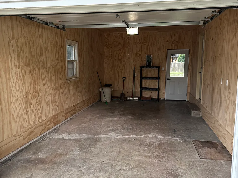220 E North St — Photo 3