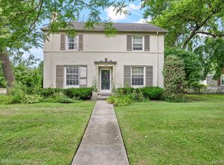 1894 Broadstone Rd, Grosse Pointe Woods, MI 48236