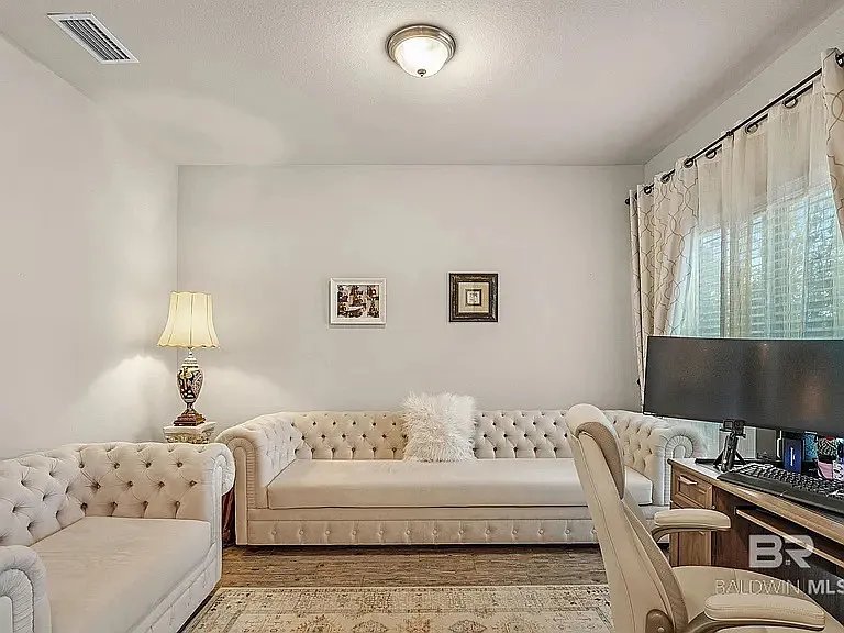 335 Thornhill Cir — Photo 8