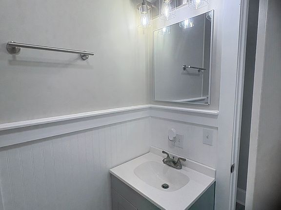 3rd image of 70 Lambert St #1A