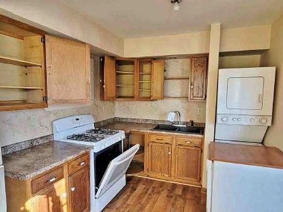 5th image of 112 Lakeside Dr W
