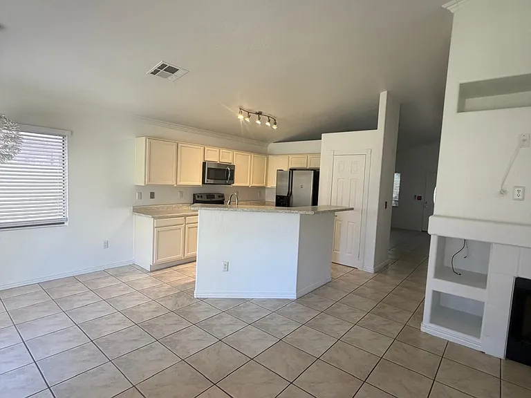 542 W Princeton Ave — Photo 10