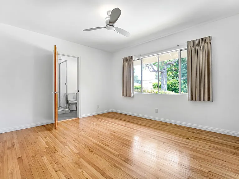 555 Amalfi Dr — Photo 16