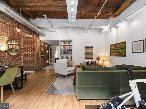 301 Race St APT C002, Philadelphia, PA 19106