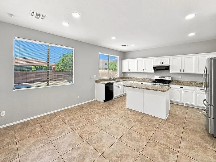 2181 E Westchester Dr — Photo 13