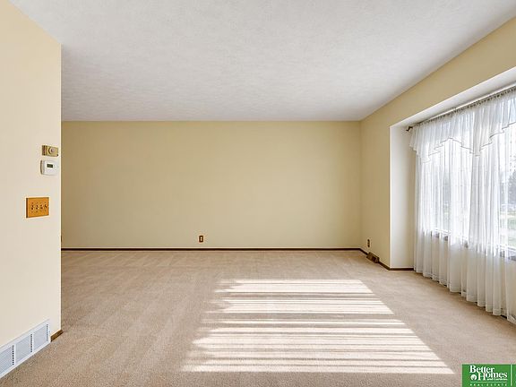 5th image of 15116 Versaille St