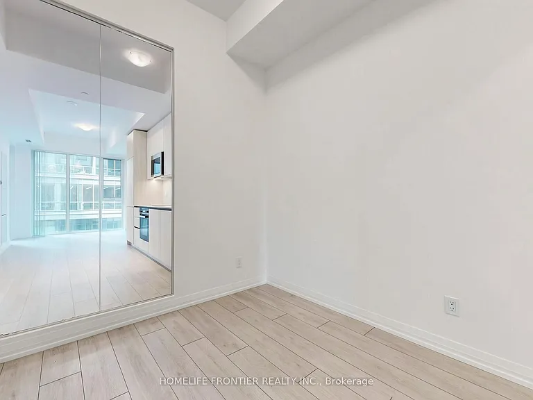 400 King St W #719 — Photo 6