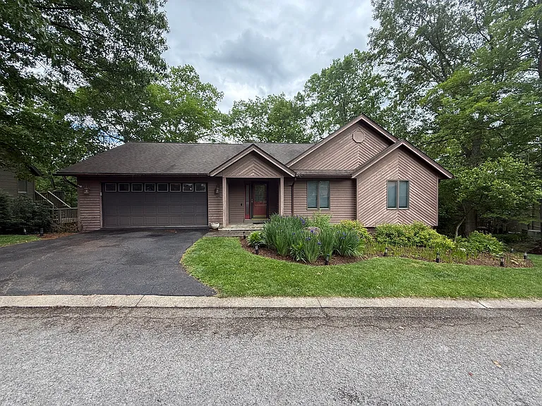 1011 Greystone Cir — Photo 2