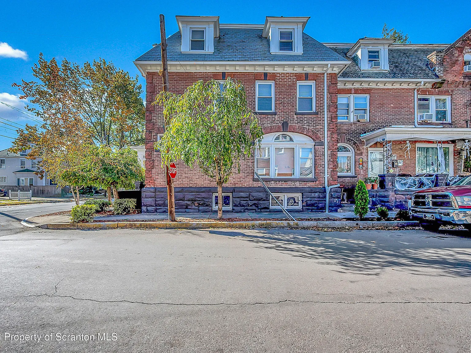 6 bed, 3.0 bath, 2810 sqft, $625 — Photo 2