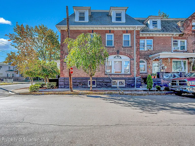 533 S Franklin St — Photo 2