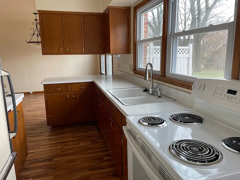 209 W Pierre Ln — Photo 8
