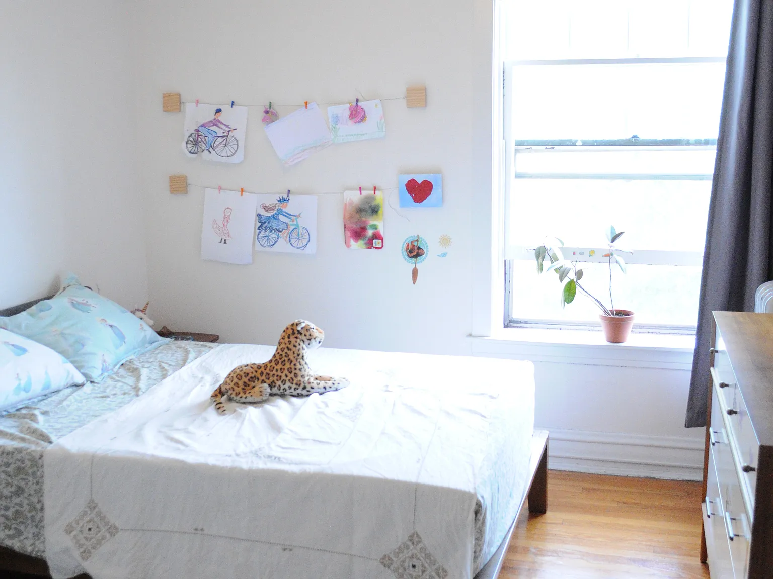 Huge, Sunny, Vintage Top Floor 2 Bed with Great Location Near El & Metra! Easy Street Parking! — Photo 2