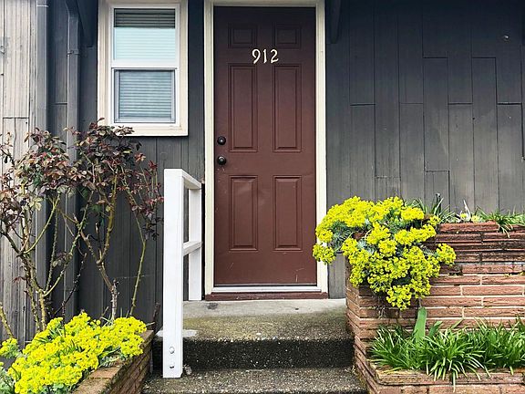3rd image of 915 N 177th St