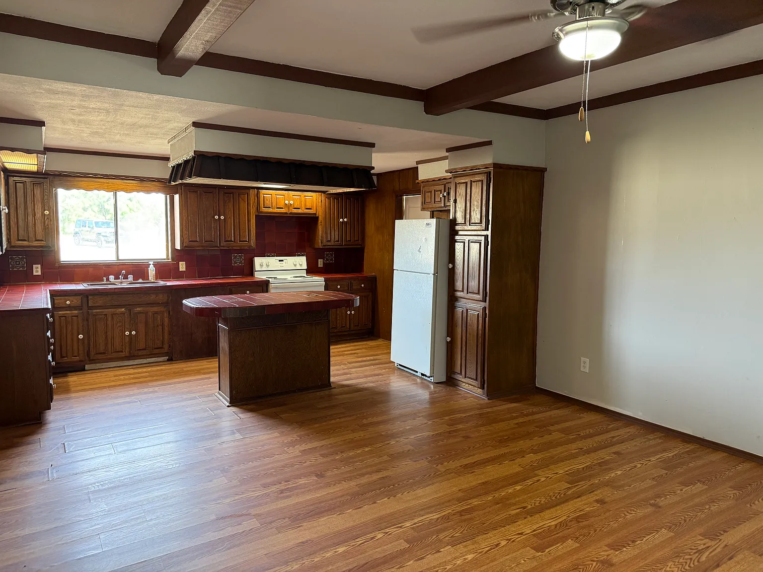 4 bed, 2000 sqft, $1,400 — Photo 2