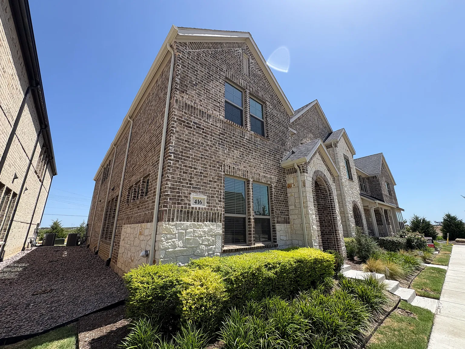 3 bed, 2.5 bath, 2035 sqft, $2,550 — Photo 3