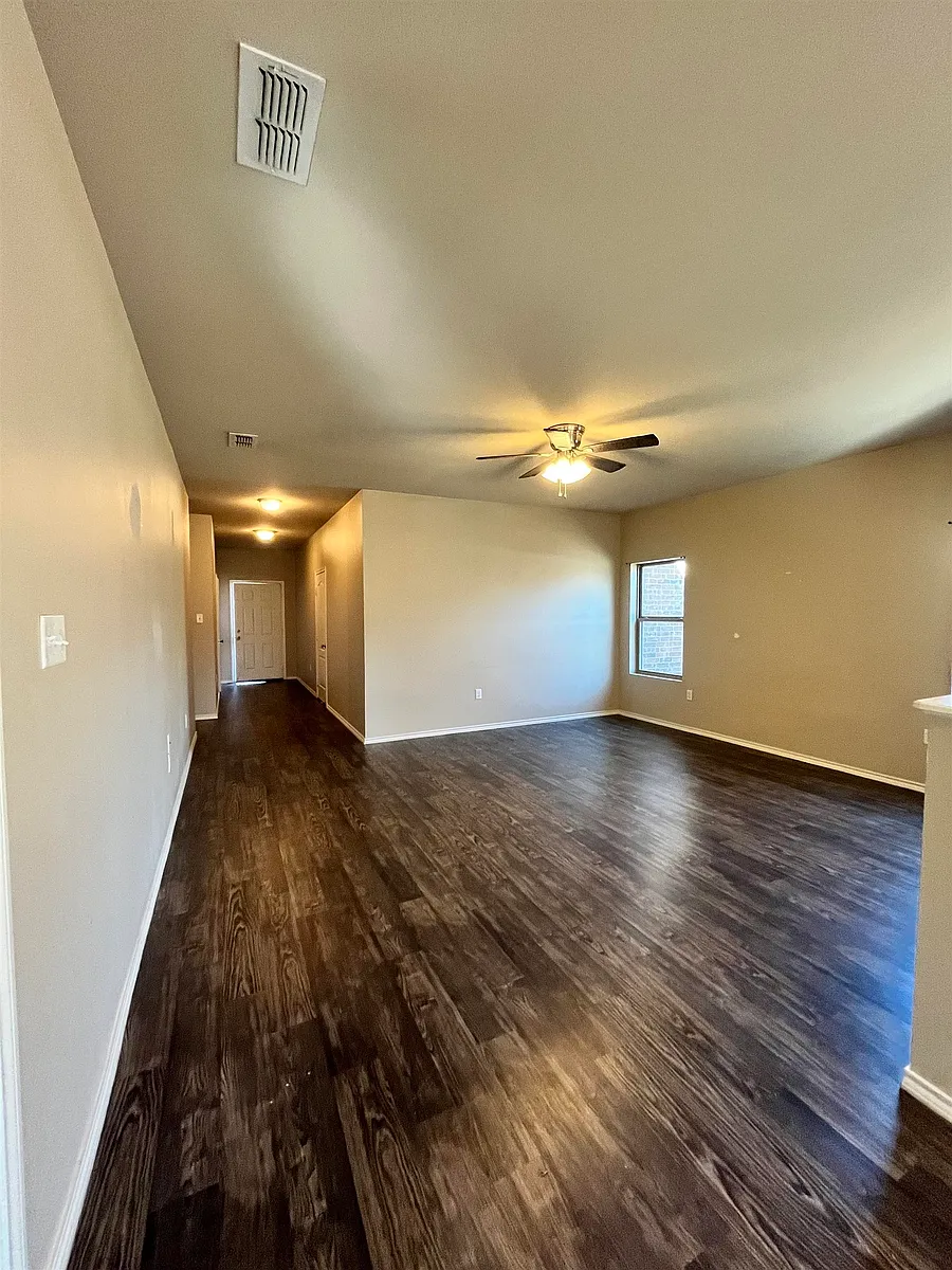 Building Photo - 5816 Deauville St
