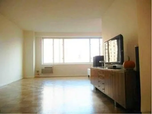 Rented by R New York | media 17