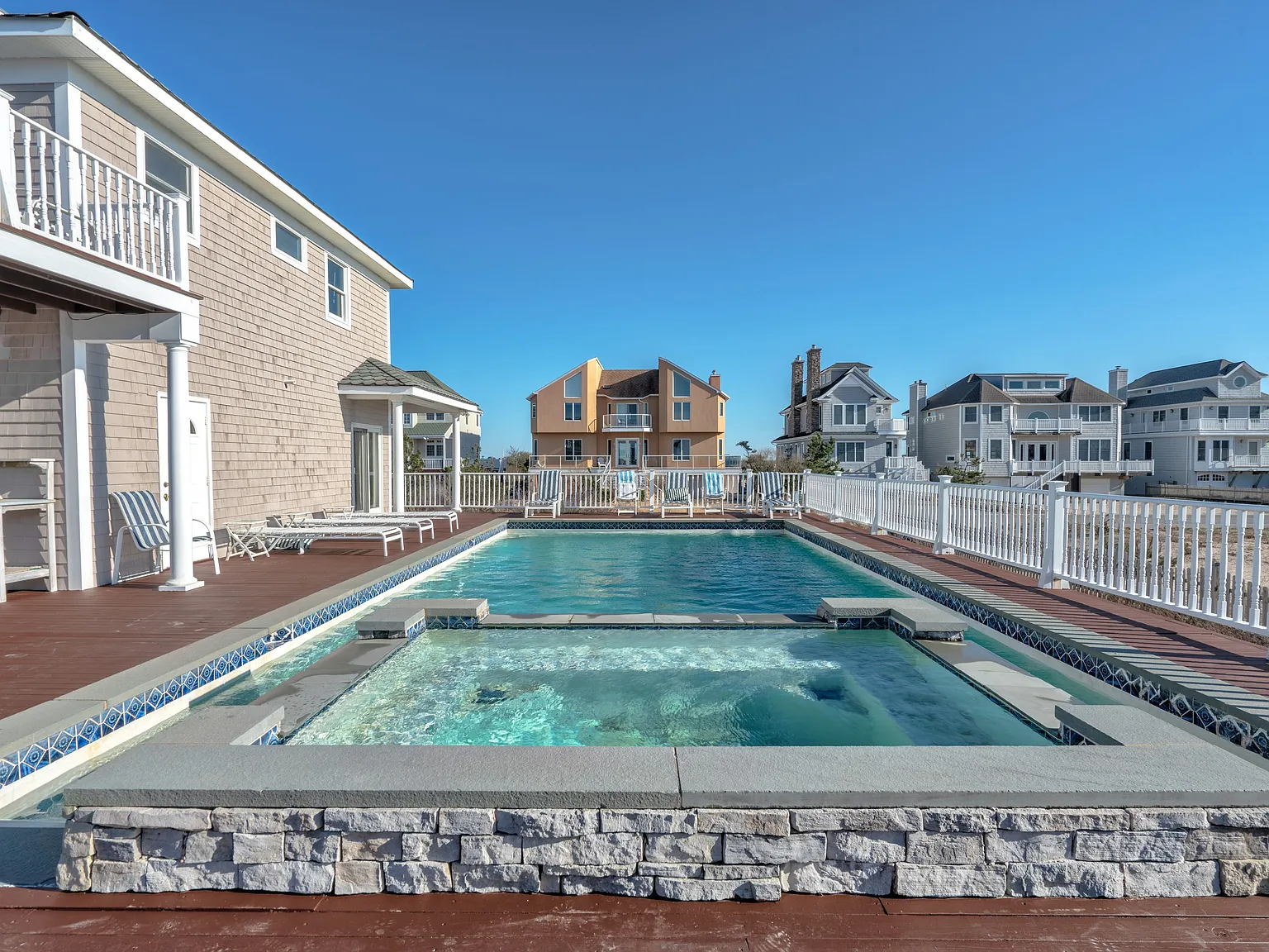 6 bed, 4.0 bath, 2576 sqft — Photo 2