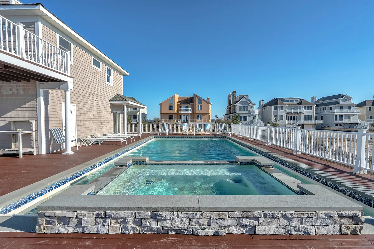Building Photo - 806 Dune Rd