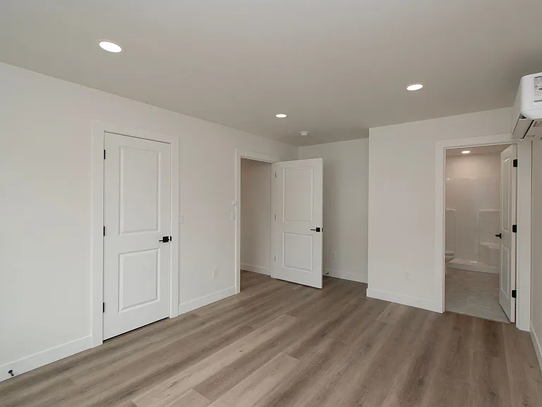 1104 W Lauridsen Blvd #1-4 — Photo 34