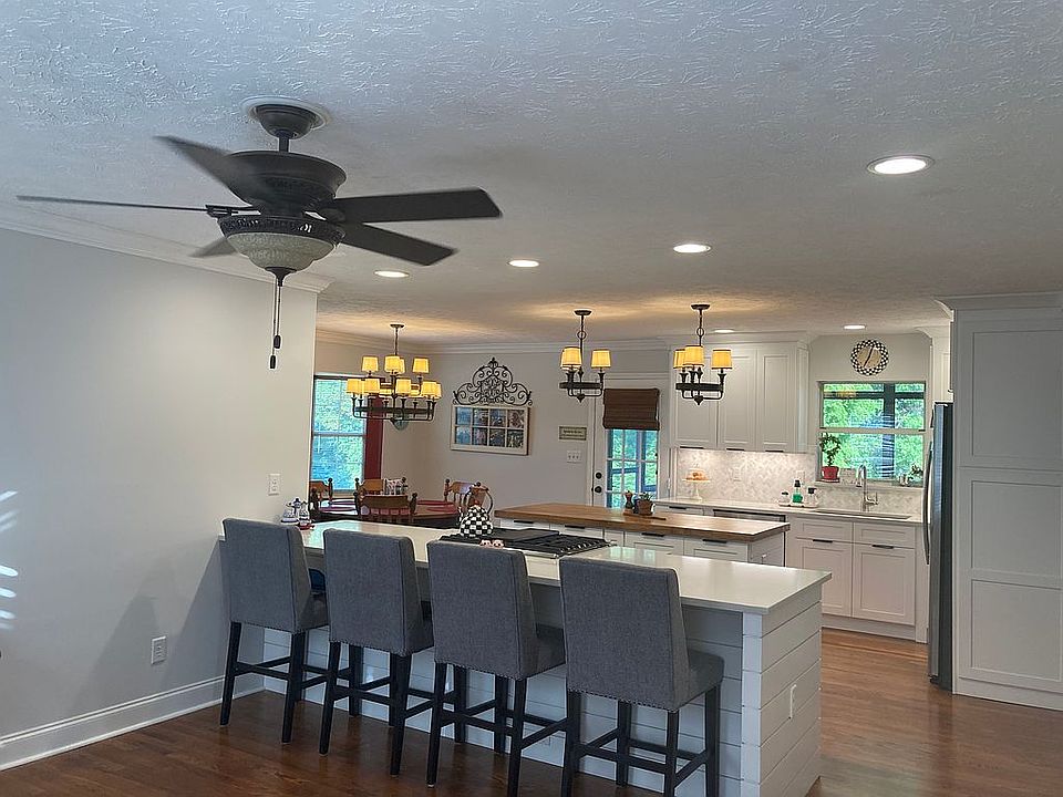 Eat-in kitchen with island