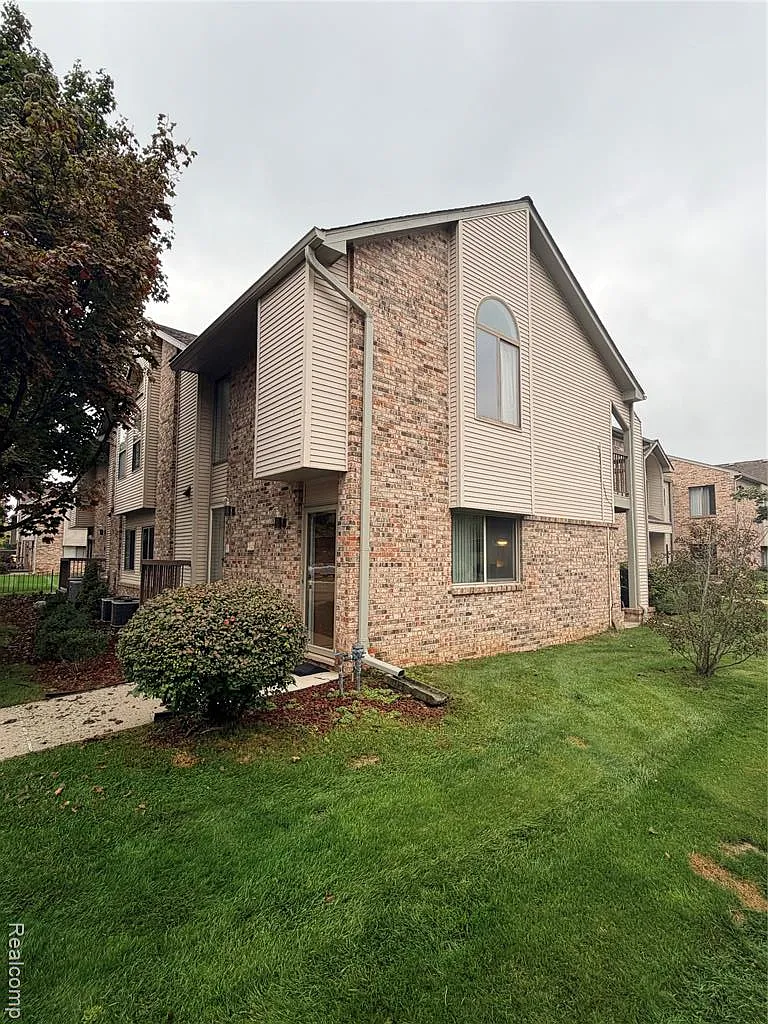 2 bed, 2.0 bath, 1094 sqft, $1,630 — Photo 1