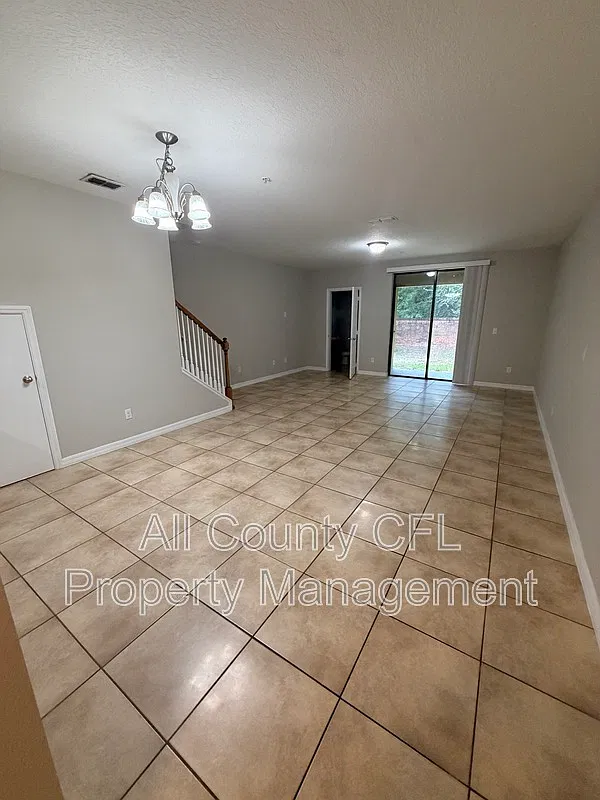 3 bed, 2.5 bath, 1800 sqft, $2,200 — Photo 4