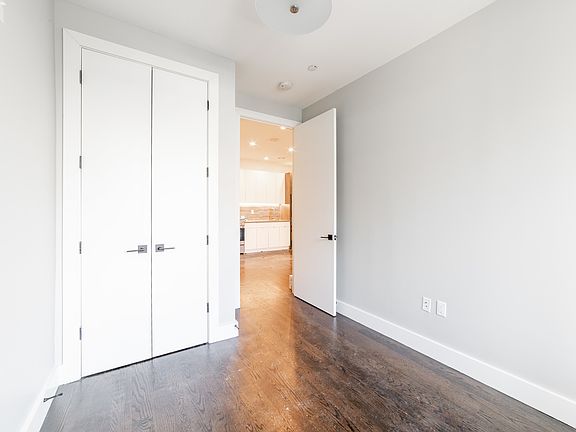 4th image of 146 Erasmus St #B
