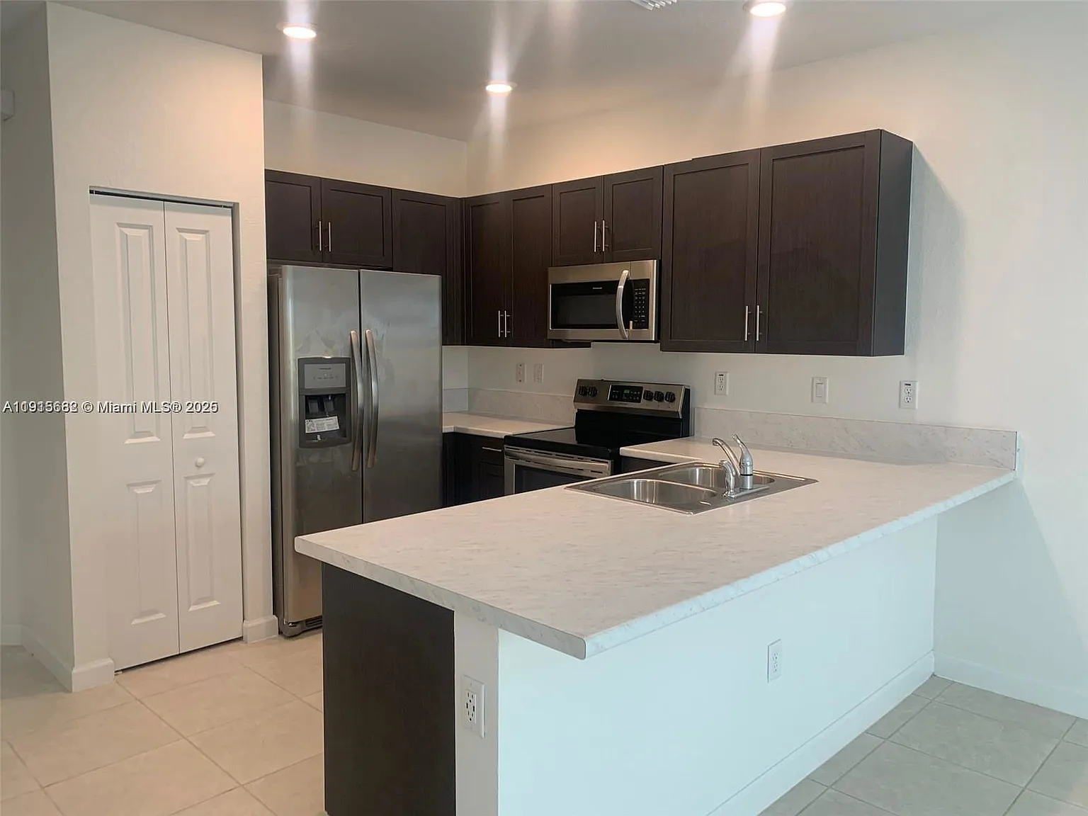 3 bed, 2.5 bath, 1697 sqft, $2,600 — Photo 2